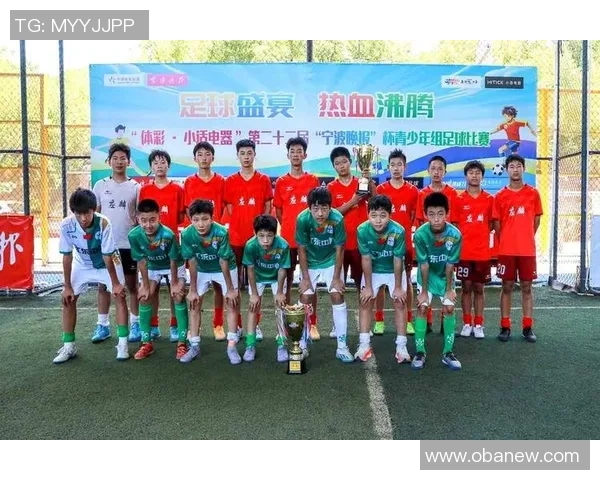 足球场上的20号球星引领风潮 他的表现成就球队荣耀与未来 足球场上的20号球星引领风潮 他的表现成就球队荣耀与未来