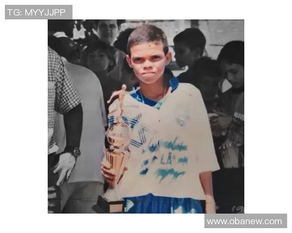 从稚嫩少年到绿茵传奇 足球巨星的成长之路与小时候的模样